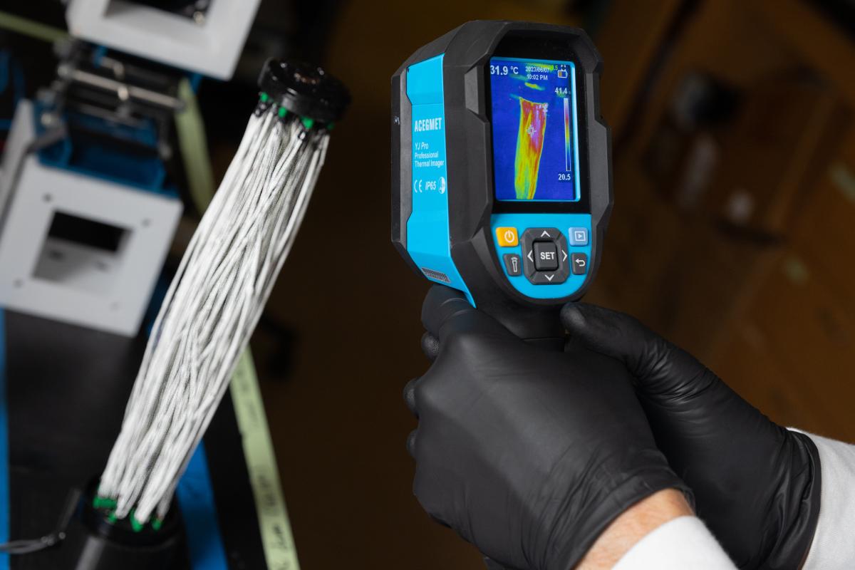 A thermal imaging device shows heat distribution in the carbon fibers