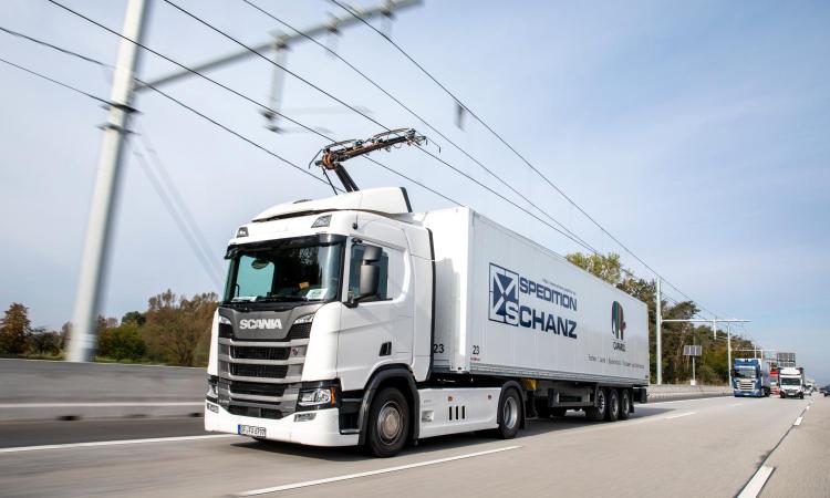 An electric truck using overhead contact lines on Germany's autobahn (photo courtesy: Siemens)