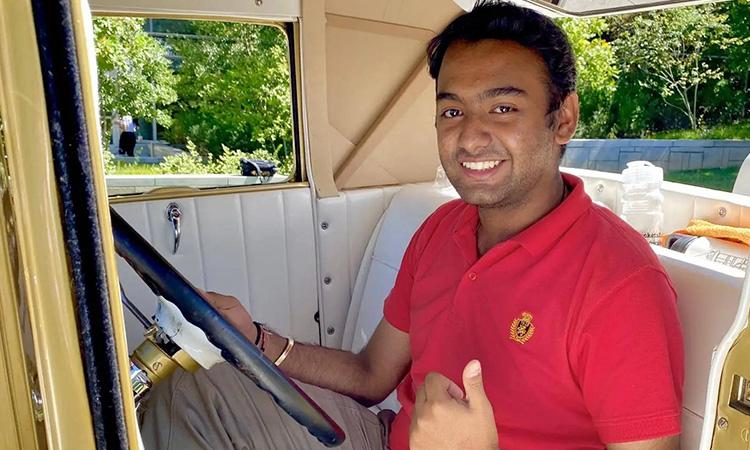 Saksham Malik gives thumbs up while sitting in a car