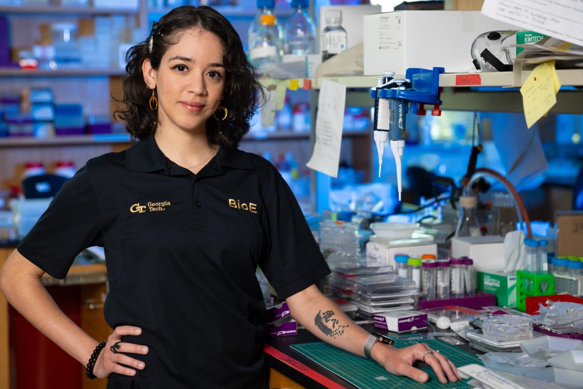 Carolina Colón stands at a lab bench